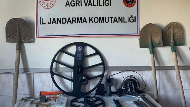 Ağrı'da kaçak kazı yapan 11 kişi yakalandı