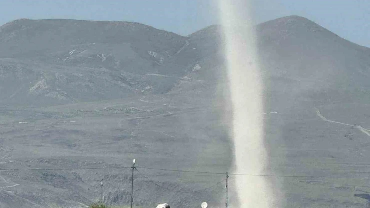Ağrı'da meydana gelen hortum kameralara yansıdı