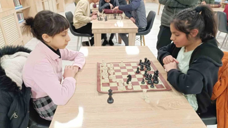 Ağrı'da pansiyonlu okullar satranç turnuvası heyecanı