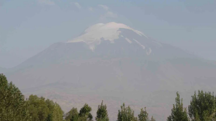 Ağrı Dağı'ndaki buzullar erimeye devam ediyor: Beyazlık seviyesi azalıyor