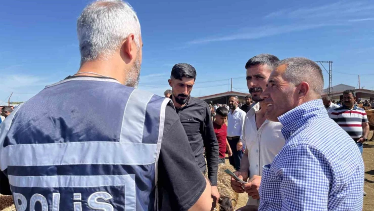 Ağrı Hayvan Borsası'na giden polis ekipleri, vatandaşları dolandırıcılık konusunda bilgilendirdi