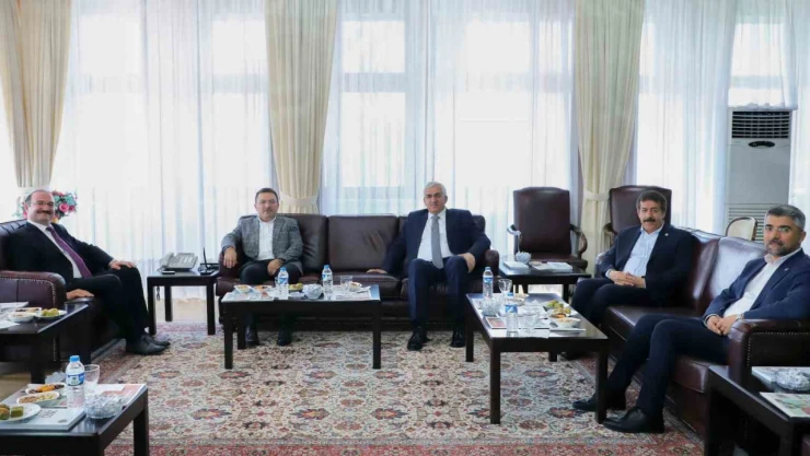Ak Parti milletvekillerinden Rektör Hacımüftüoğlu'na hayırlı olsun ziyareti