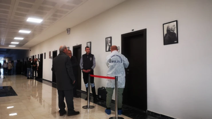 Akademisyen odasında ölü bulundu