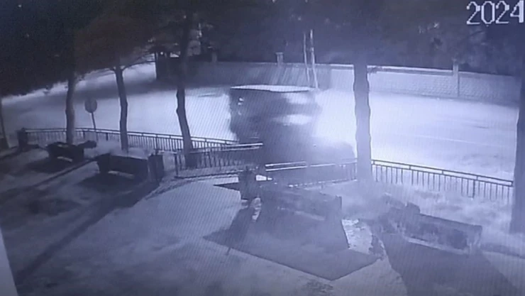 Alkollü sürücü makam aracına çarptı, o anlar güvenlik kamerasına yansıdı