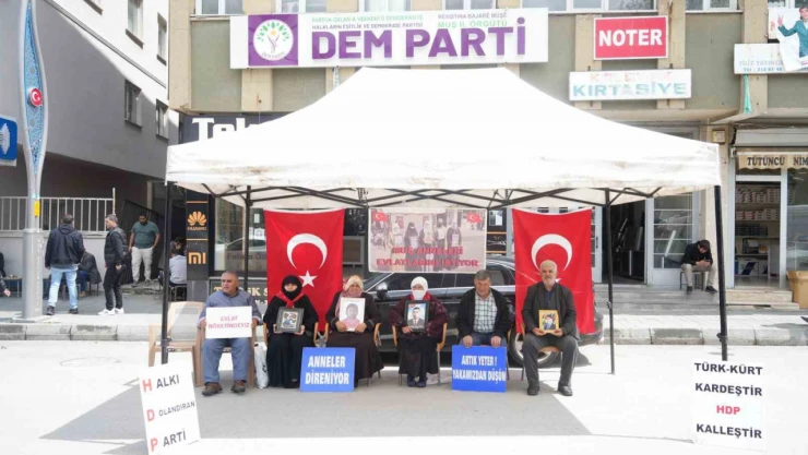 Annelerin evlat nöbeti devam ediyor