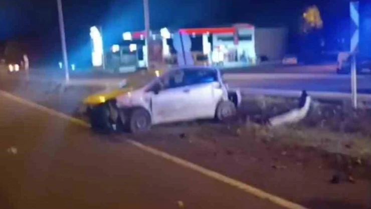 Ardahan'da önündeki araca çarpan otomobil böyle takla attı: 2 yaralı