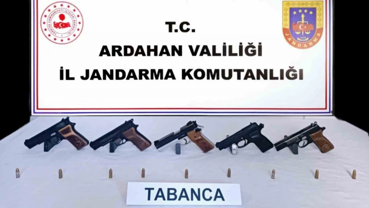 Ardahan'da otomobilde 5 adet ruhsatsız tabanca ele geçirildi