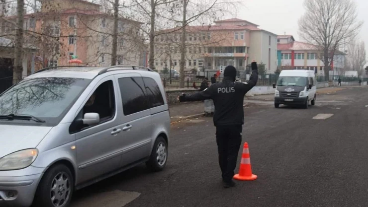 Ardahan'da polis ekiplerince okul çevrelerinde denetim yapıldı