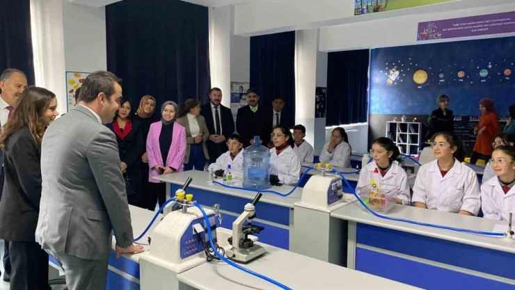 Arpaçay'da Fen Bilimleri Laboratuarı ve Zeka Oyunları sınıfı açıldı