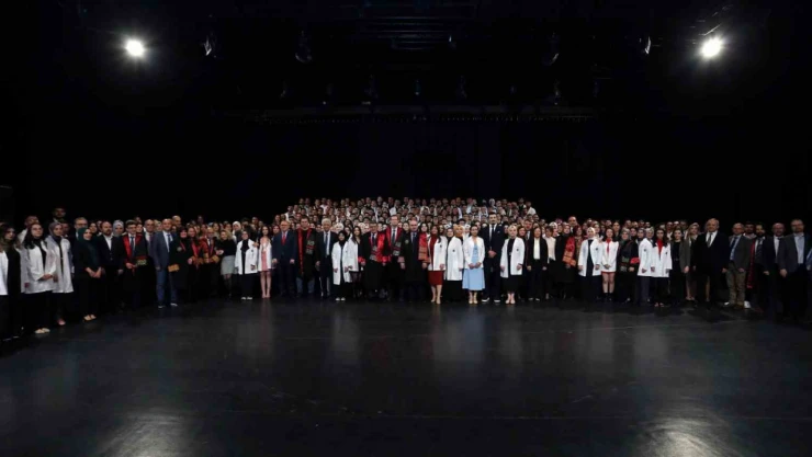Atatürk Üniversitesi'nde Tıp Bayramı ve geleneksel önlük giydirme töreni