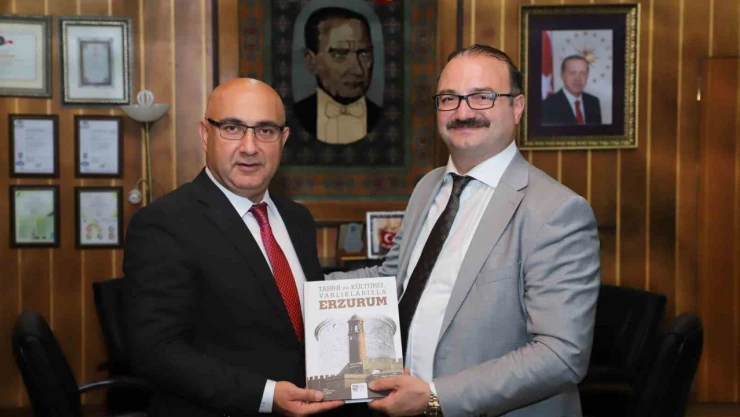 Azerbaycan Kars Başkonsolosu Guliyev'den Rektör Hacımüftüoğlu'na hayırlı olsun ziyareti