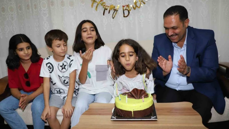 Bakan Mahinur Özdemir Göktaş'tan depremzede Rana'ya doğum günü sürprizi