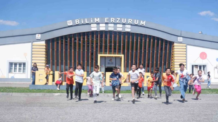 Bilim Erzurum'da çocuklar mutlu ve umutlu