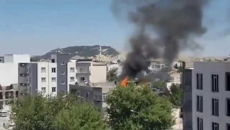 Bina çatısında çıkan yangın paniğe neden oldu