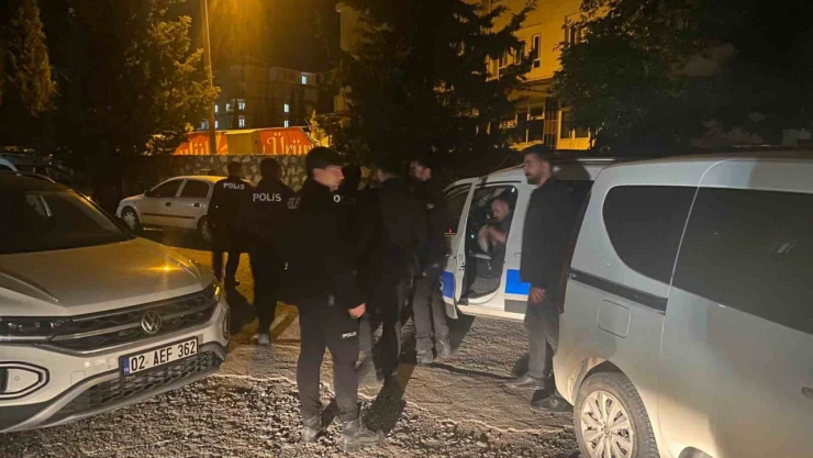 Binaların merdiven boşluğuna atılan maytaplar ekipleri harekete geçirdi