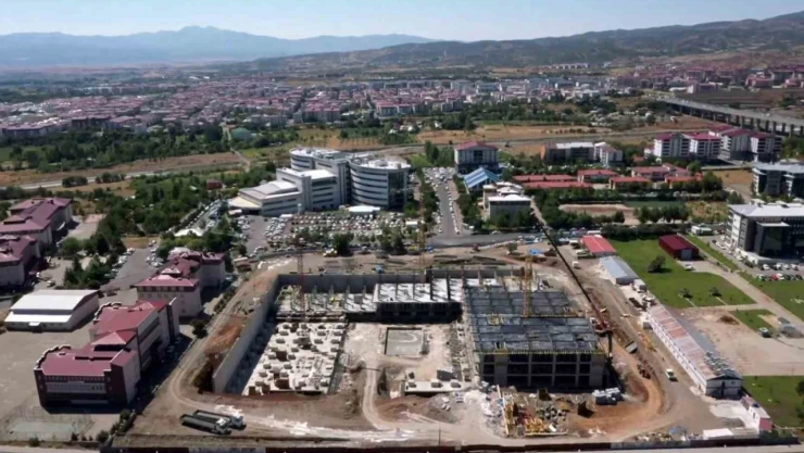 Bingöl'de 269 adet sismik izolatörün kullanıldığı 500 yataklı hastane yükseliyor