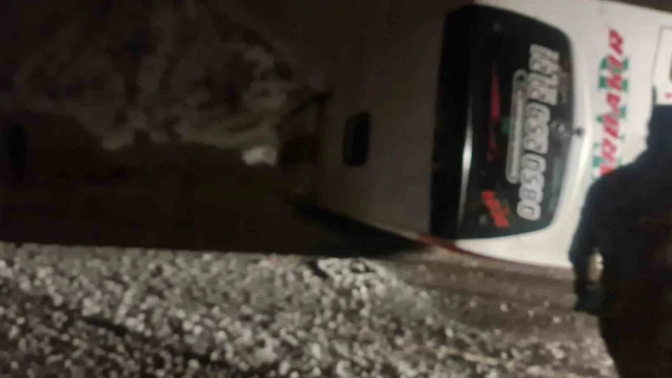Bingöl'de kontrolden çıkan otobüs yan yattı: 16 yaralı