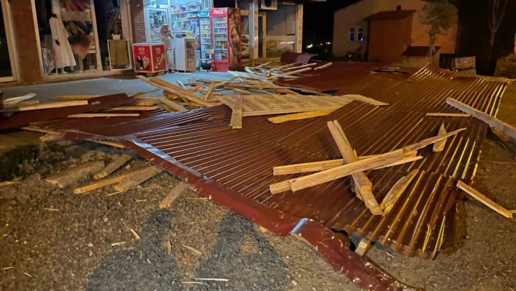 Bingöl'de kuvvetli rüzgar binanın çatısını uçurdu