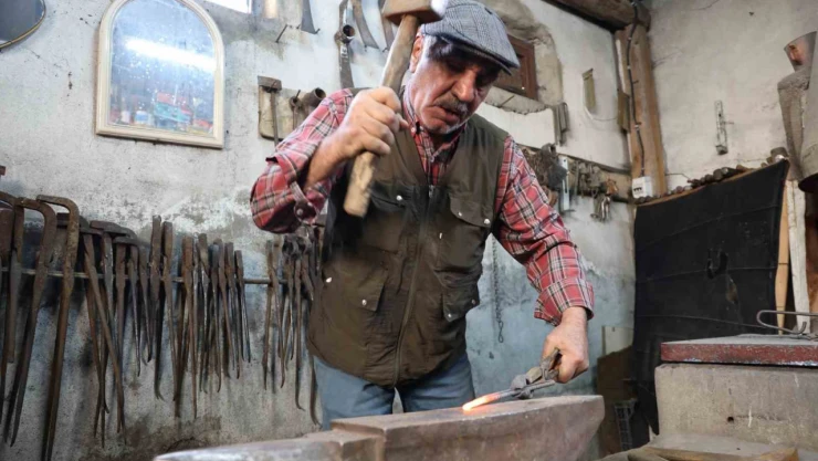 Binlerce yıllık mesleğin son temsilcilerinden olan Nizamettin usta teknolojiye direniyor