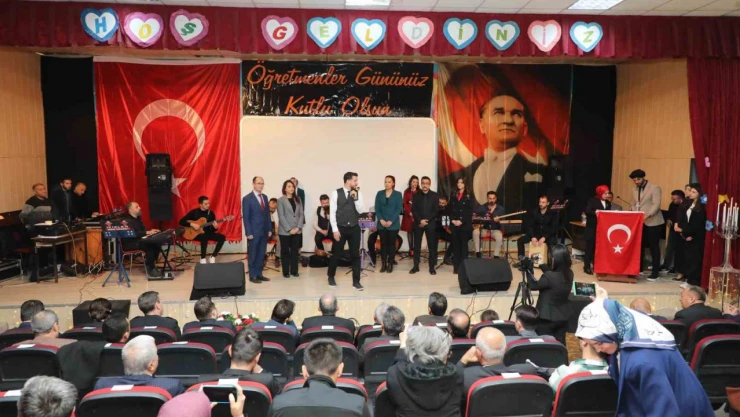 Bitlis'te 24 Kasım Öğretmenler Günü kutlandı