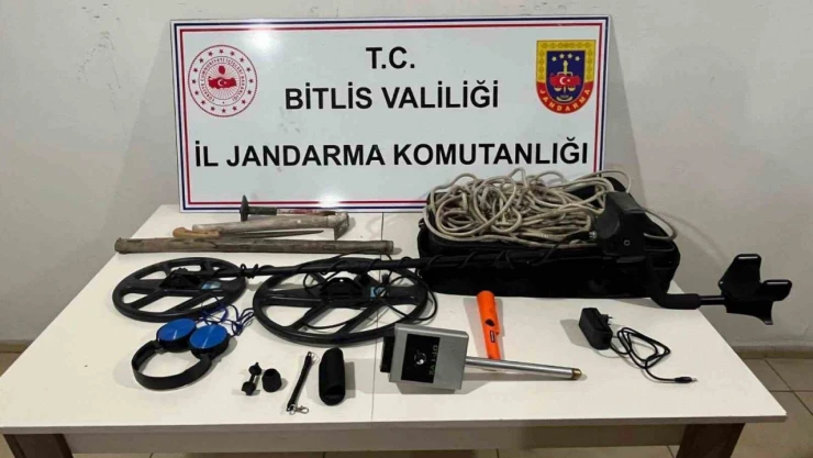 Bitlis'te arkeolojik sit alanında kaçak kazı yapan 9 kişi suçüstü yakalandı