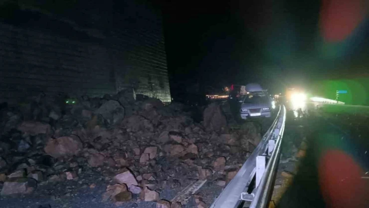 Bitlis'te etkili olan yağış heyelana neden oldu