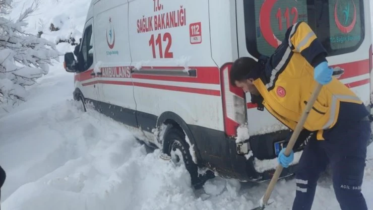 Bitlis'te hasta almaya giden ambulans yolda mahsur kaldı