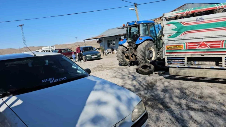 Bitlis'te lastikçilerde yoğunluk devam ediyor