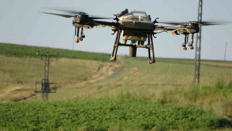 Bitlis'teki çiftçiler tasarruf için ilaçlamayı dronla yapıyor