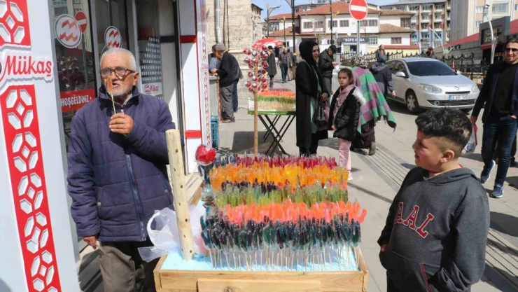 Bu satıcı bağırmıyor, horoz gibi ötüyor