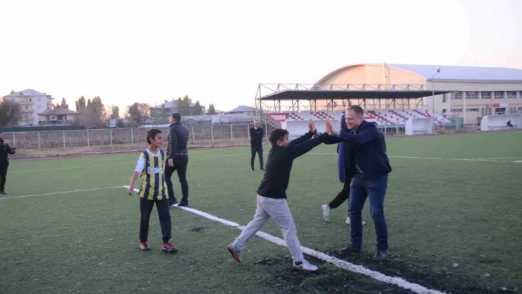 Bulanık Kaymakamı Koşansu, çocuklarla futbol oynadı