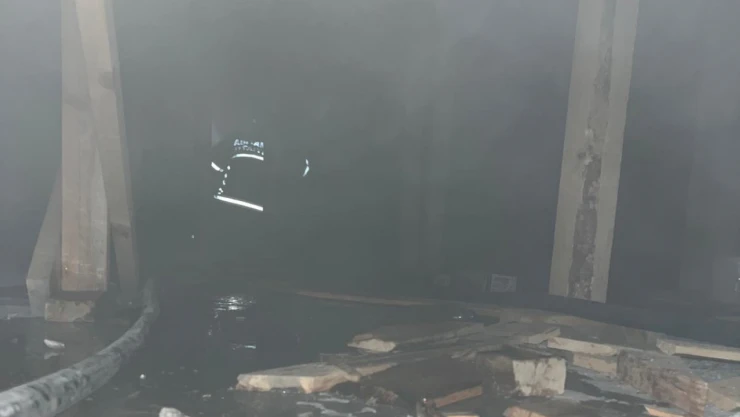 Çatı yangını itfaiye ekiplerince söndürüldü