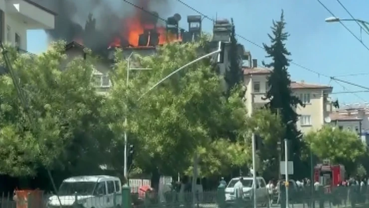 Çatı yangını korku ve paniğe neden oldu