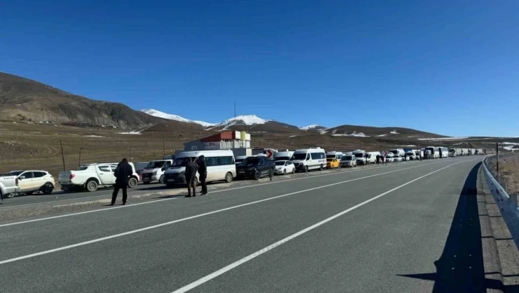 Çığ nedeniyle kapanan Van-Hakkari yolu trafiğe açıldı
