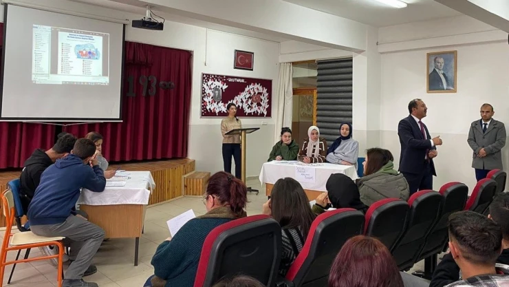 Çıldır ÇPL'de sosyal medya temalı münazara