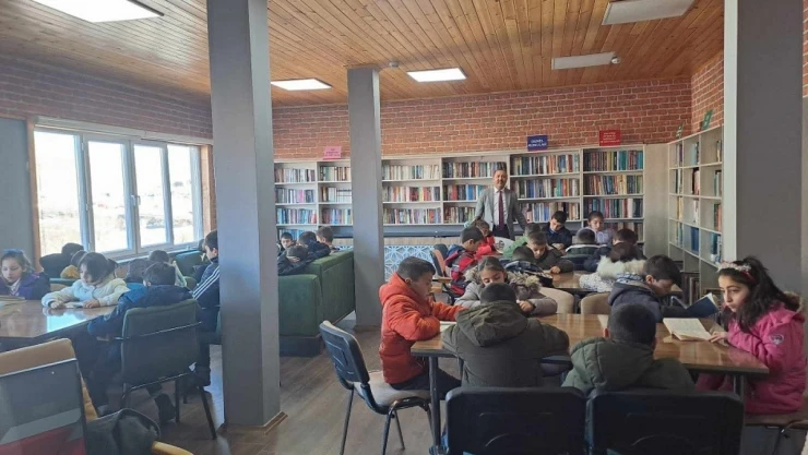 Çıldır'da kitap okuma etkinliği