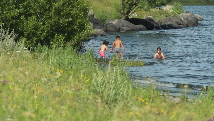 Çocuklar Çıldır Gölü'nde serinliyor