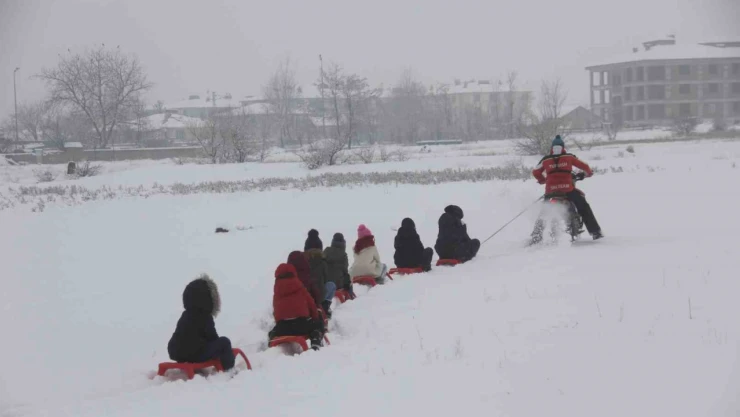 Çocukların kros motorlu kızak keyfi