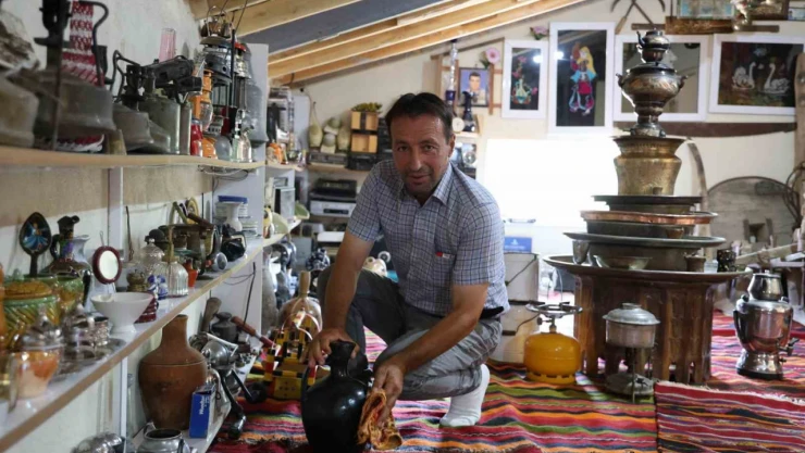 Çocukluk hayali gerçek oldu, evinin çatı katını adeta müzeye dönüştürdü