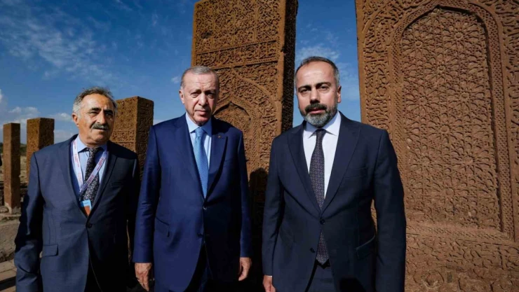 Cumhurbaşkanı Erdoğan'dan YYÜ tarafından yürütülen kazı çalışmalarına ziyaret