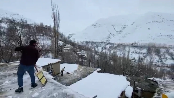 Damlardaki karlar temizleniyor