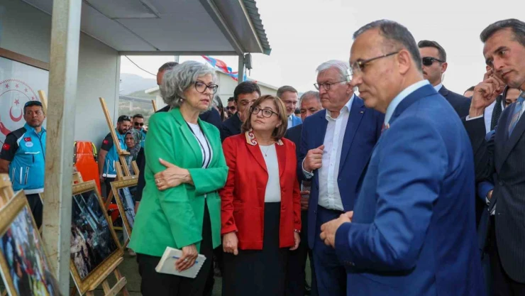 Depremzedelerden Başkan Şahin'e güllerle teşekkür