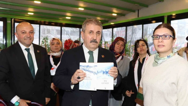 Destici'ye kitap hediye etti