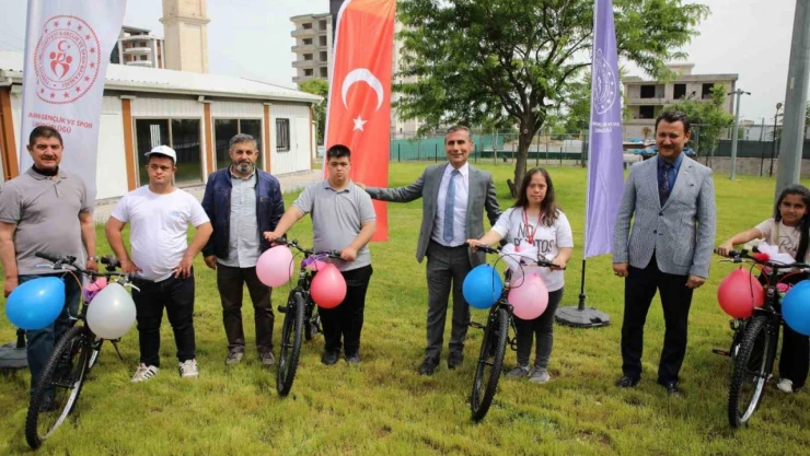 Down sendromlu çocuklara bisiklet dağıtıldı