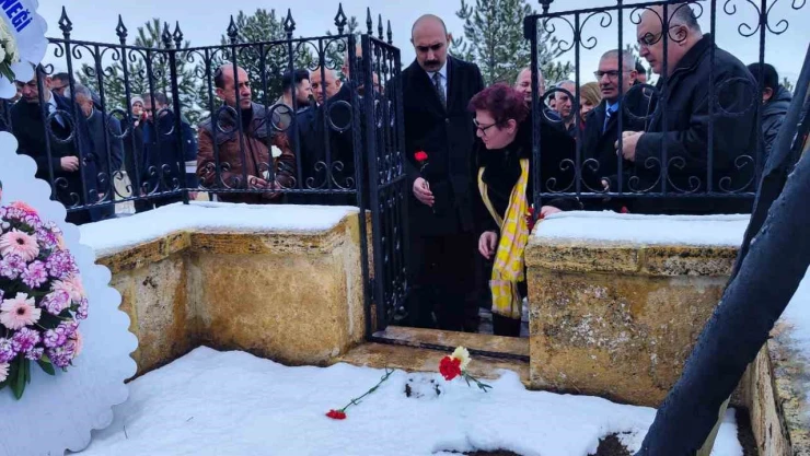 Dünyaca ünlü halk ozanı Aşık Veysel mezarı başında anıldı