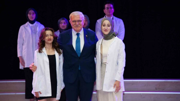 Eczacılık Fakültesinin birinci ve ikinci sınıf öğrencileri beyaz önlük giydi