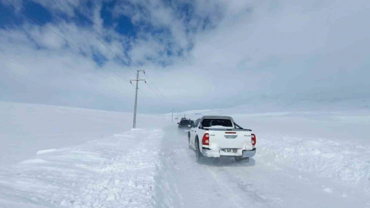 Ekipler çığın düştüğü mahalleye ulaşmaya çalışıyor