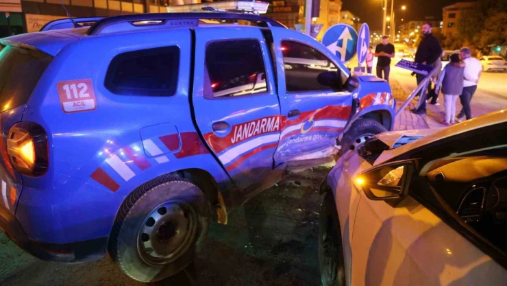 Elazığ'da jandarma aracı ile otomobil çarpıştı: 3 yaralı