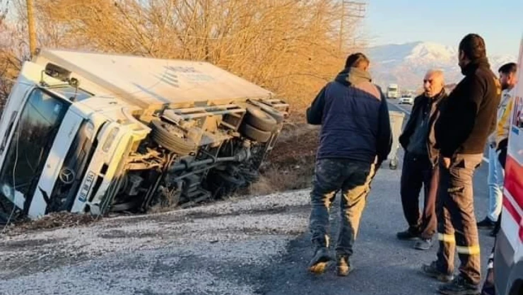 Elazığ'da kamyon yoldan çıktı, sürücü yaralandı