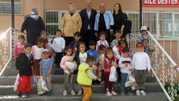 Emanet kitapla öğretmen olan Tümay, Malazgirt'te çocukları sevindirdi